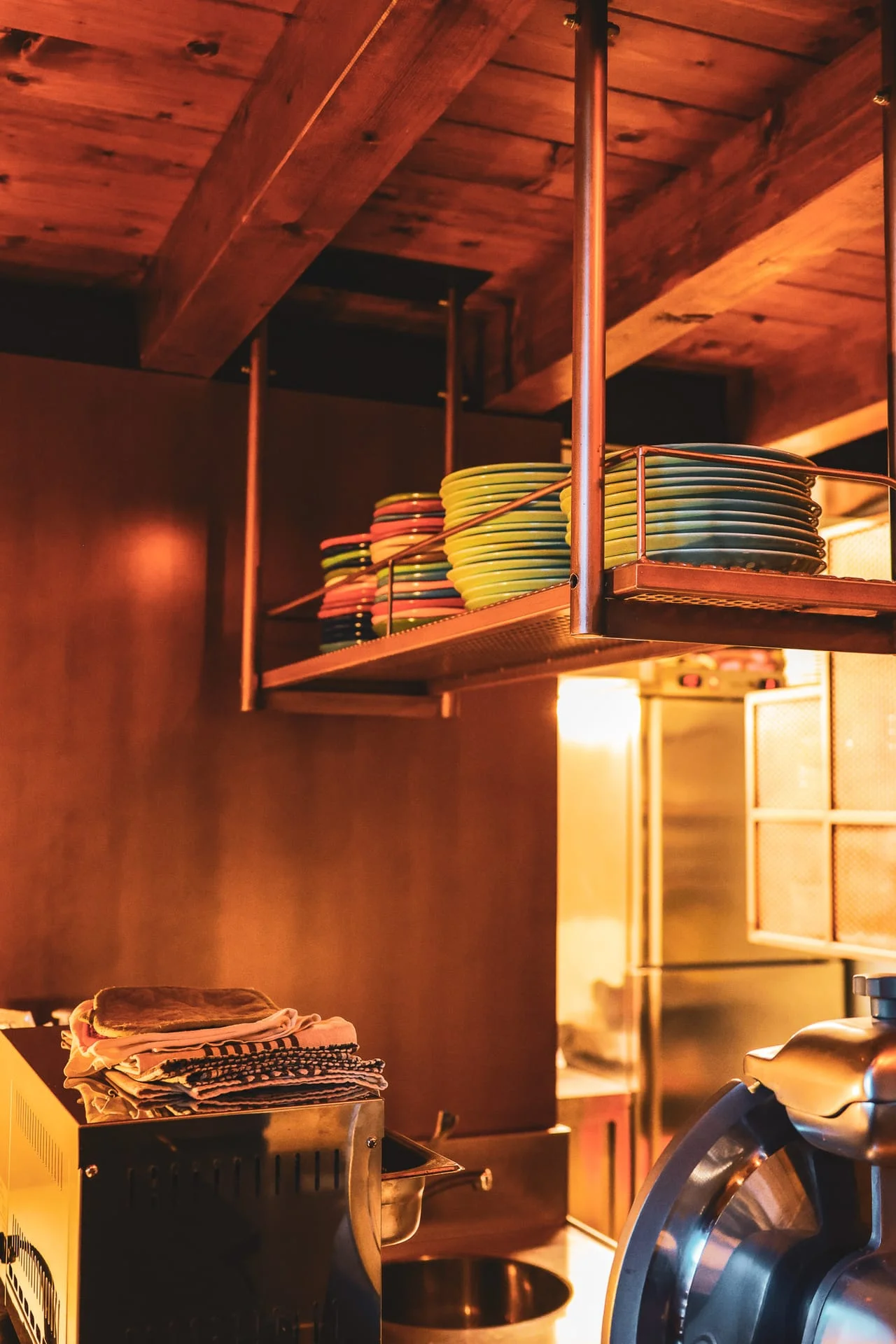 La cucina di T'S WAY con i piatti colorati impilati sulla mensola La cucina di T'S WAY con i piatti colorati impilati sulla mensola